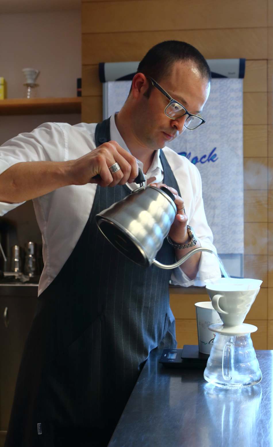 Kaffee mit Hario V60 aufgiessen Kaffee mit Hario V60 aufgiessen