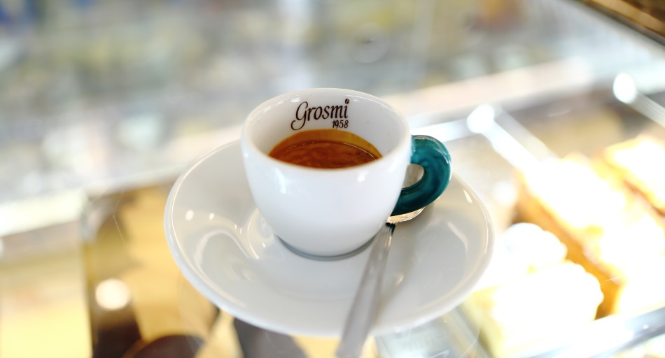 Perfekt zubereiteter Espresso al banco Perfekt zubereiteter Espresso al banco