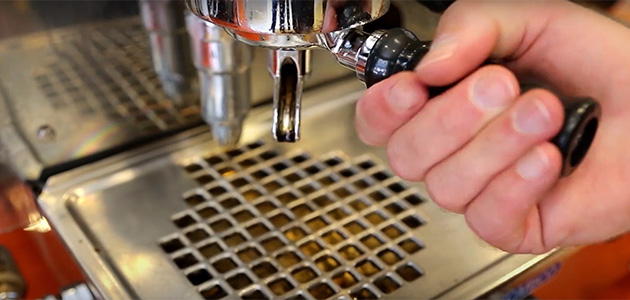 Espressozubereitung - Siebträger einspannen Espressozubereitung - Siebträger einspannen