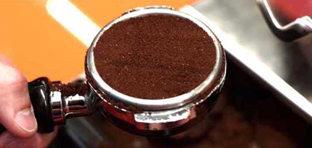 Espressozubereitung - Kaffee im Siebträger glätten Espressozubereitung - Kaffee im Siebträger glätten