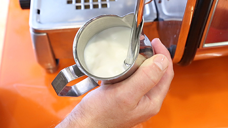 The perfect Caffè Latte: Preparation, tips and the best coffee Frothing the milk