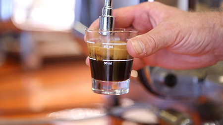 The perfect Caffè Lungo: Preparation, tips and the best coffee Caffè Lungo mit Wasser verlängert